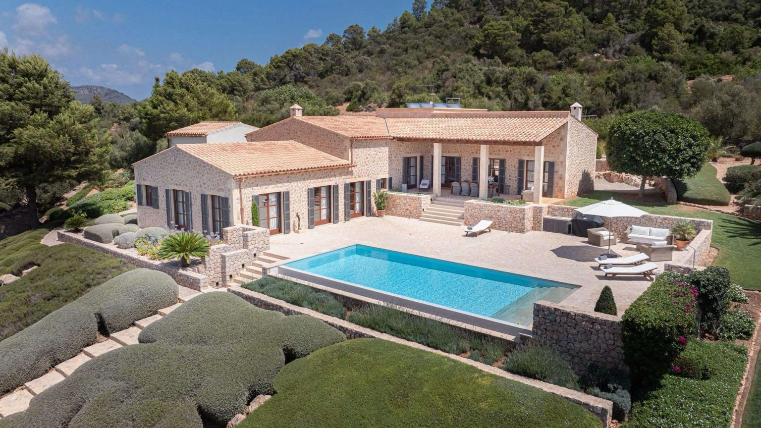 Vista aérea de una finca con piscina en Mallorca