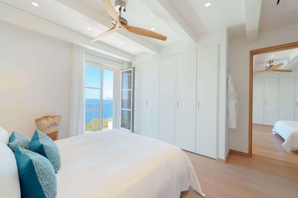 dormitorio con vistas al mar